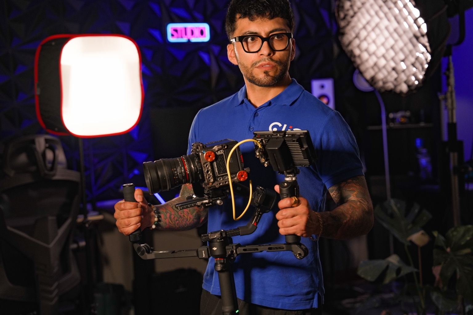 Bolívar Sárez with a professional cinema camera and gimbal